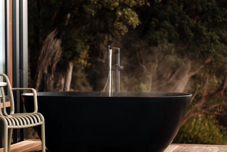 Outdoor bathtub at off grid hut The Catlins 768x513
