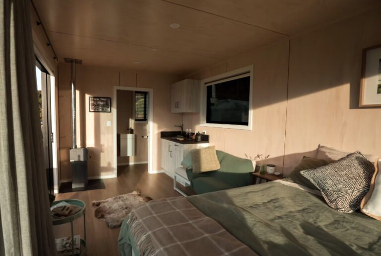 Queen bed with luxury linen in Fern Hut 768x515