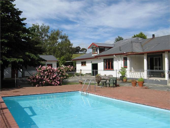 pool at hawkes bay farmstay accommodation