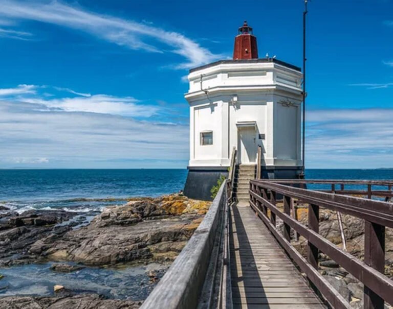 Bluff Hill Lighthouse at Stirling Point 768x605