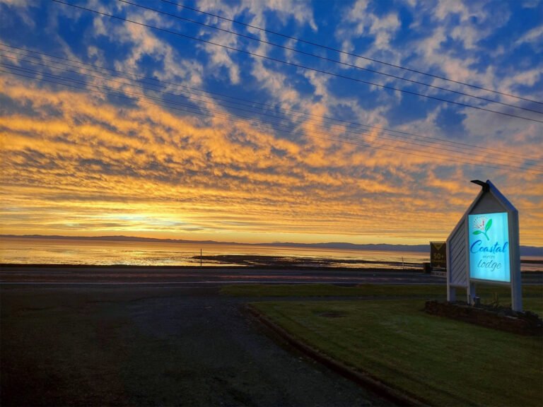 coastal accommodation thames sunset hauraki gulf 768x576