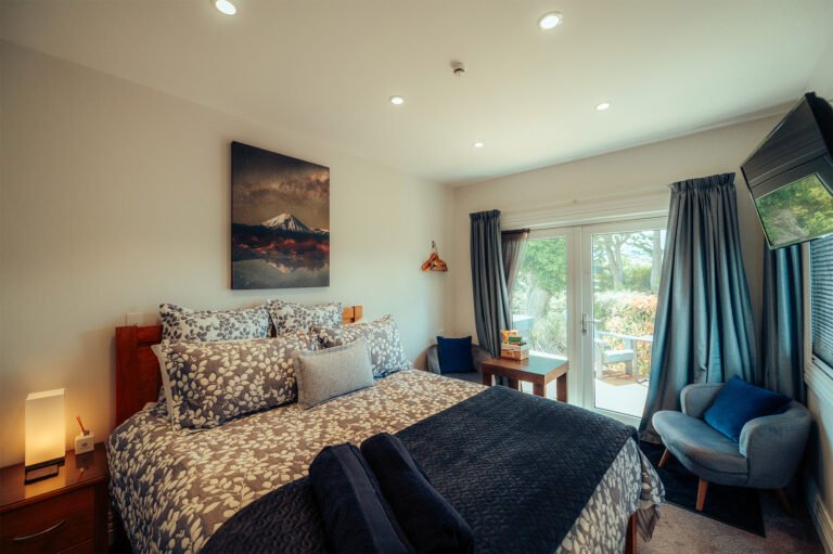 guest room with private bathroom at twin rivers ohakune 768x511