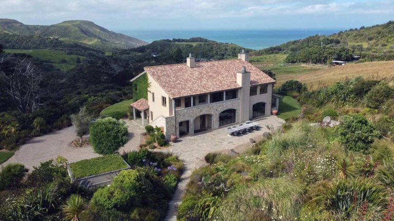 muriwai accommodation luxury villa 768x432