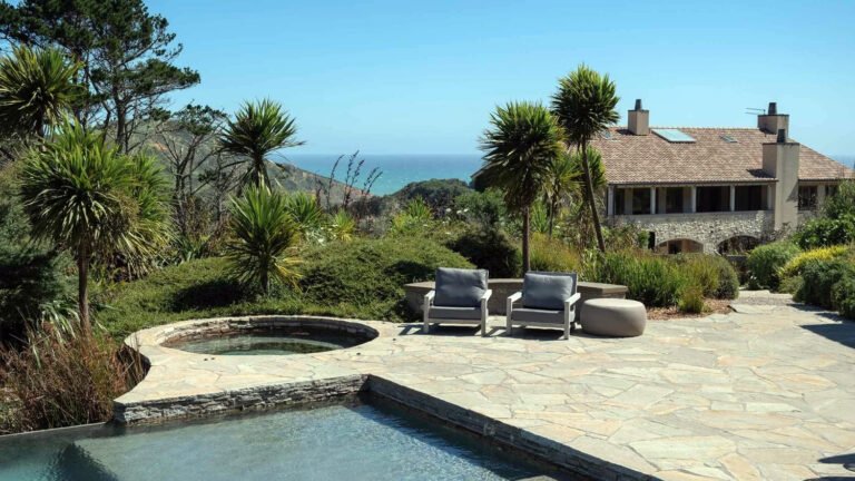 muriwai accommodation pool spa 768x432