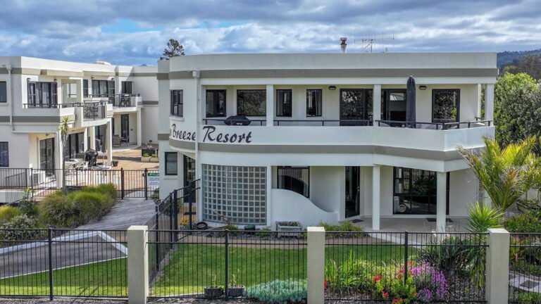 ocean breeze resort accommodation pauanui beach 768x432