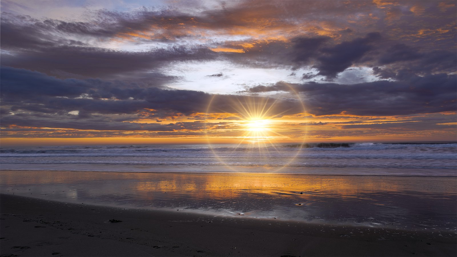 Sunrise over Wainui Beach, first city to see the sun in the world each day, Gisborne, Eastland, New Zealand