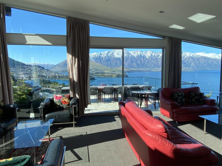 7 manata queenstown luxury living room lake views 768x576