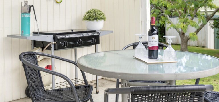 kings court motel whanganui bbq outdoor area 768x360
