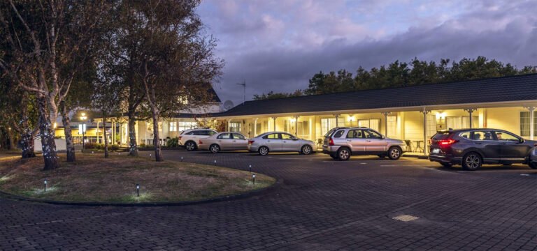 kings court motel whanganui evening exterior parking 768x360