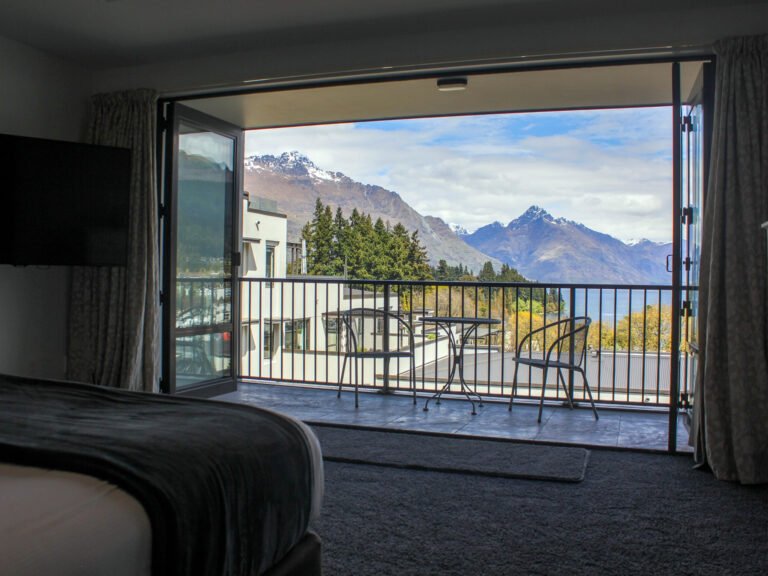 luxury queenstown apartment lake mountain views 768x576