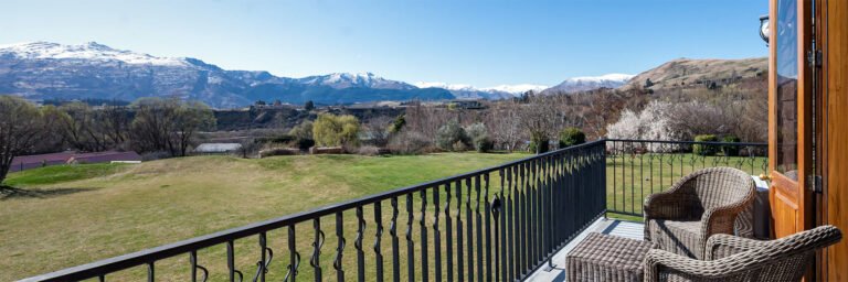 manata lodge queenstown balcony mountain view 768x256