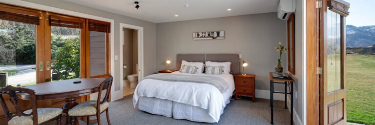 manata lodge queenstown bedroom mountain view 768x256