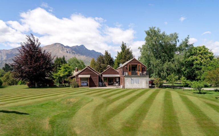 manata lodge queenstown exterior mountain view 768x478