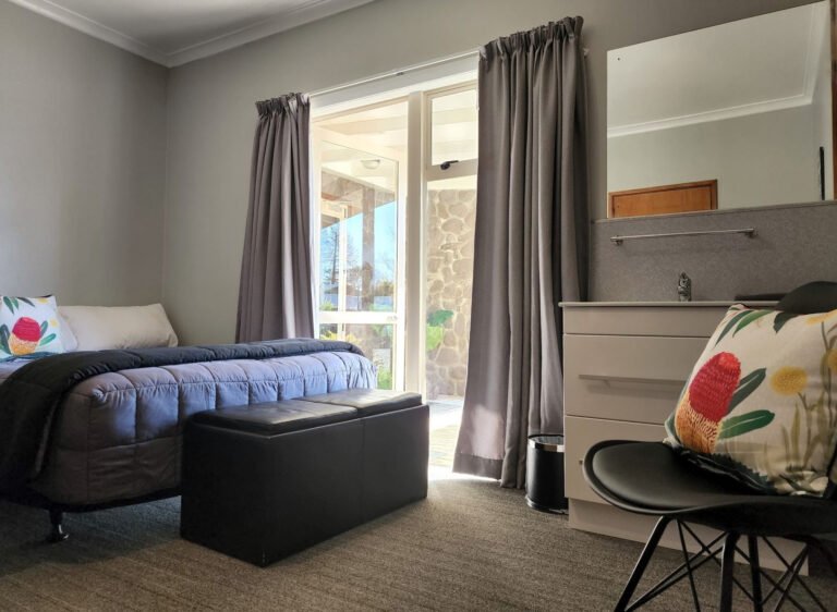 queen bedroom plateau lodge waimarino tongariro 768x562