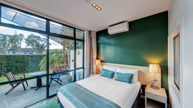 waves motel orewa beach bedroom patio 768x432