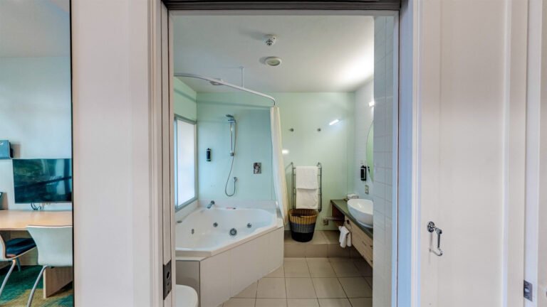 waves motel orewa spa bathroom 768x432
