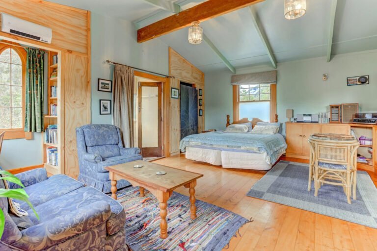 flying fox whanganui river cottage accommodation interior 768x512