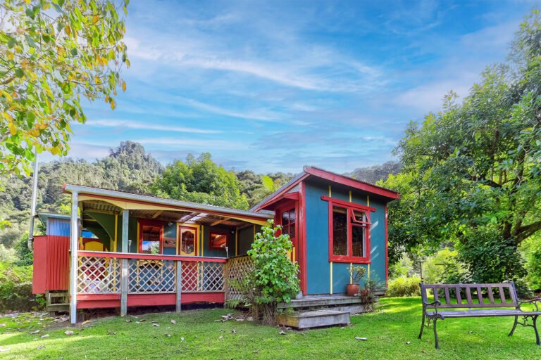 flying fox whanganui river tiny house accommodation 768x512