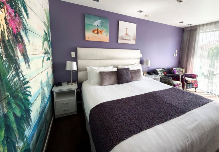 tides hotel nelson king room feature wall 768x532