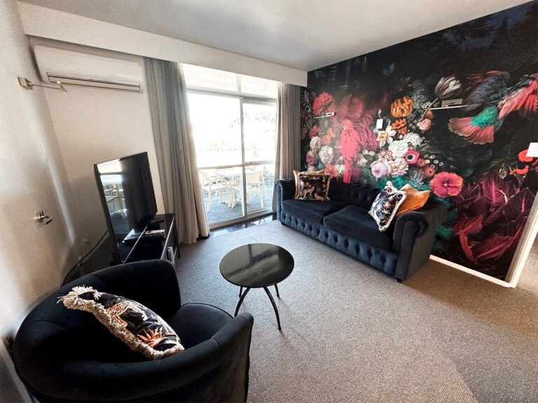 tides hotel nelson suite lounge area 768x576