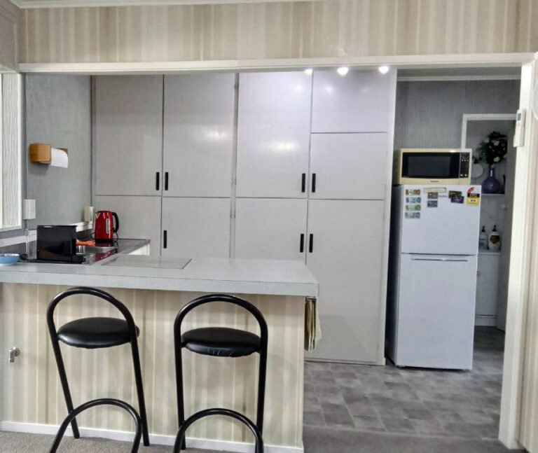 feilding accommodation full kitchen dining area 768x647