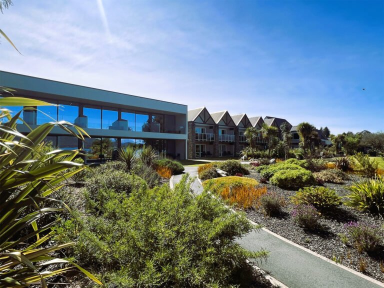 fiordland lakeview motel te anau gardens exterior 768x576