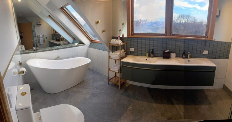 manata lodge queenstown guest bathroom with bath and views 768x405