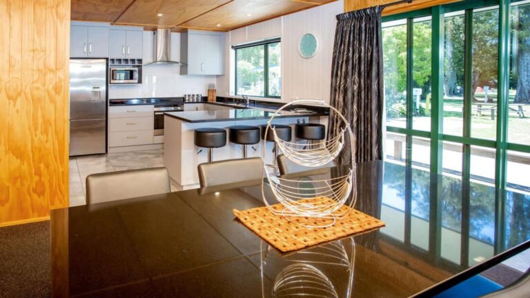 motueka holiday park apartment kitchen 768x432