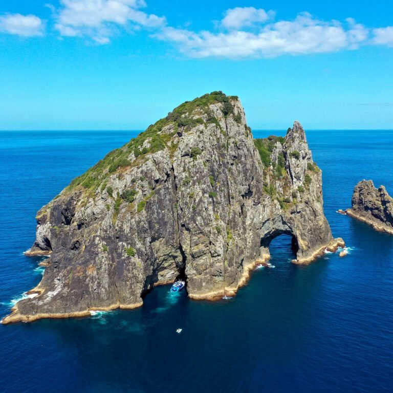 hole in the rock bay of islands 768x768