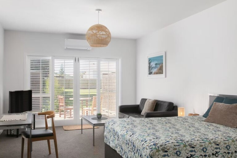 studio suite living area wainui beach 768x512