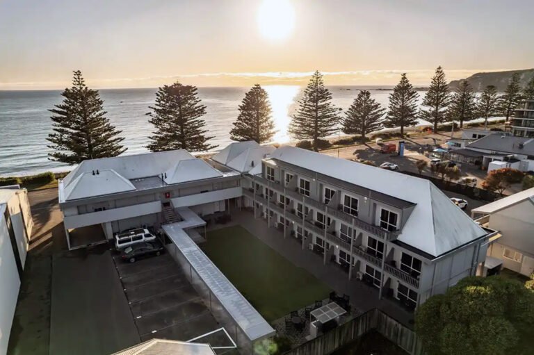 the white morph kaikoura luxury accommodation ocean view 768x511