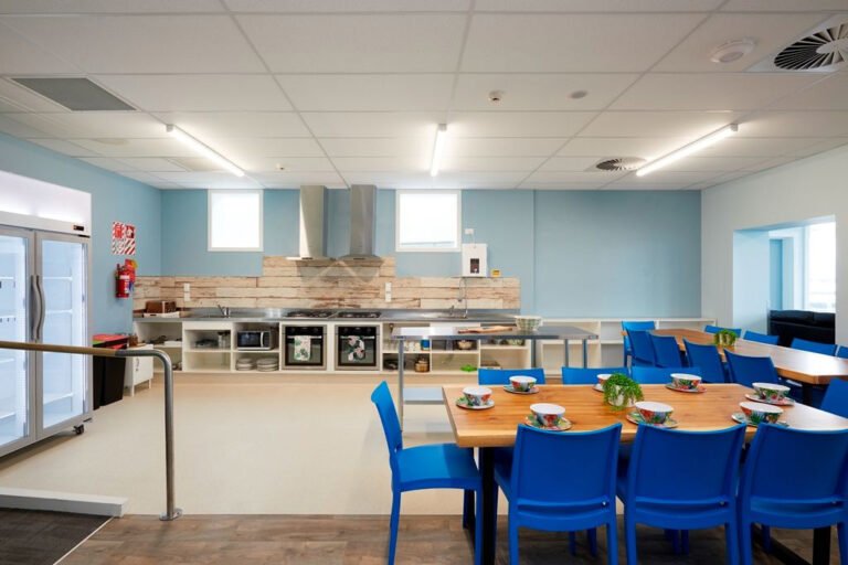 wanderlust tauranga hostel kitchen dining 768x512