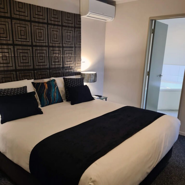 executive spa suite portmans motor lodge 768x768