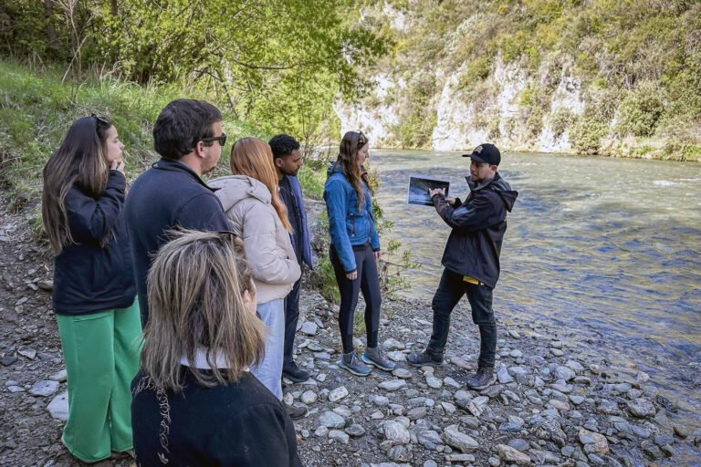 lord of the rings tour guide film location queenstown 768x512