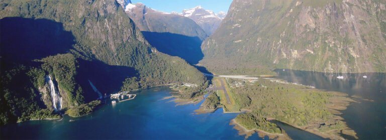 milford sound helicopter flight fiordland 768x280