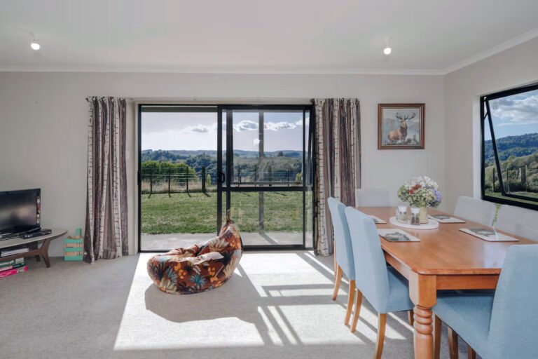waikato farm stay lounge dining area 768x512