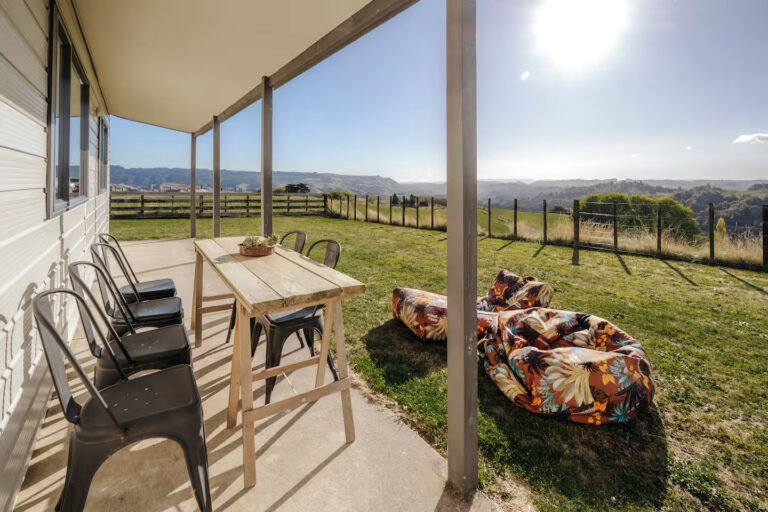 waikato farm stay outdoor dining area 768x512