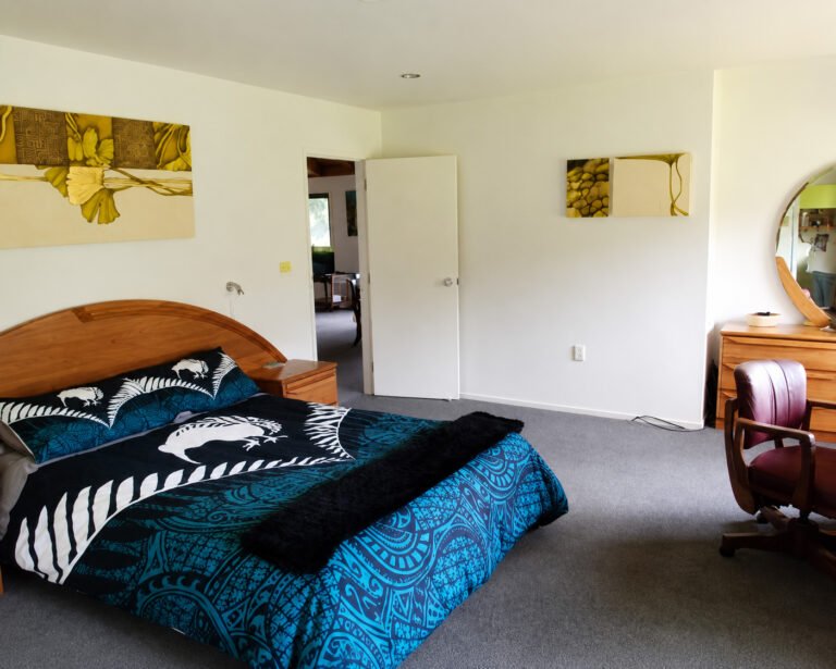 waiotemarama falls lodge master bedroom 768x615