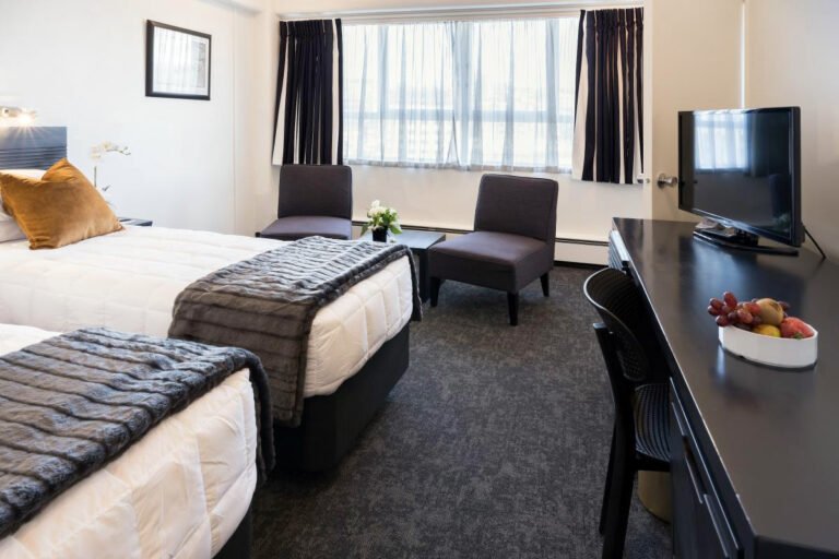 bay plaza hotel twin room wellington 768x512