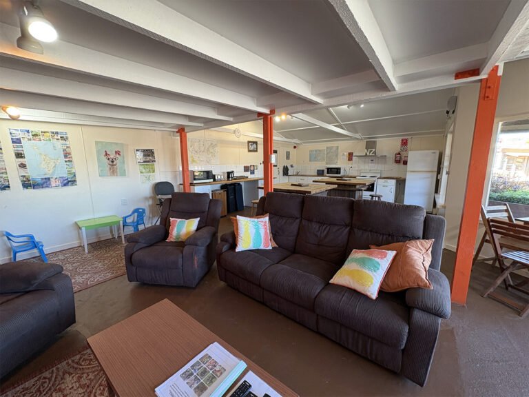 flats hills tourist park shared lounge kitchen 768x576