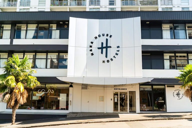 haka house auckland city hostel exterior 768x512