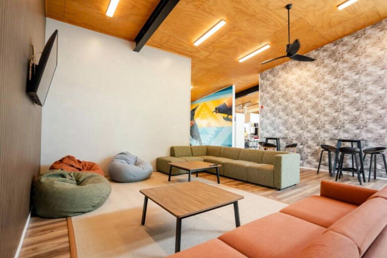 haka house rotorua guest lounge 768x512