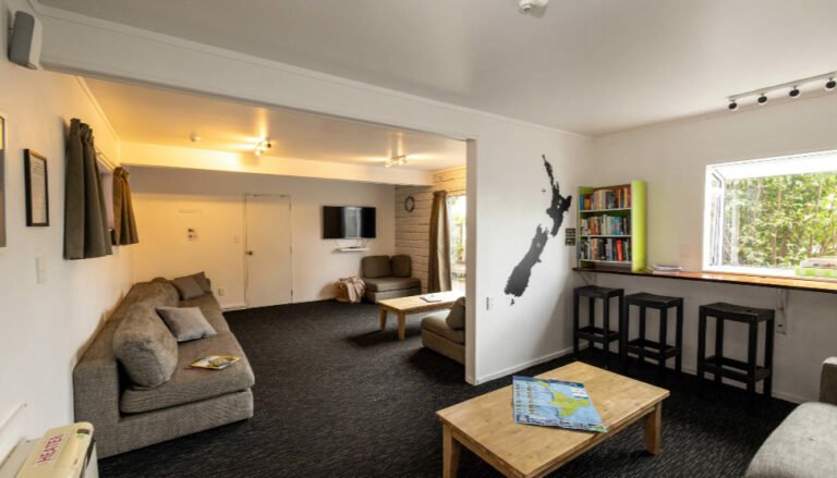 haka house taupo communal lounge 768x439