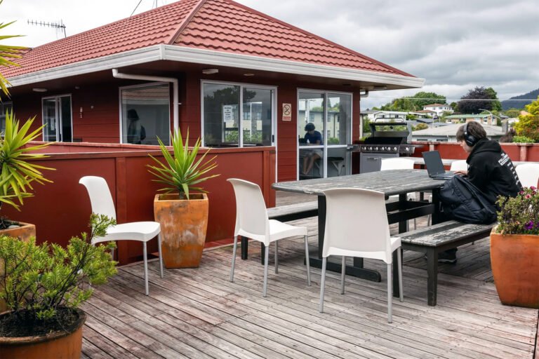 haka house taupo outdoor terrace bbq 768x512