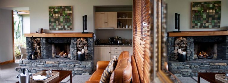 luxury lounge fireplace rotorua 768x280