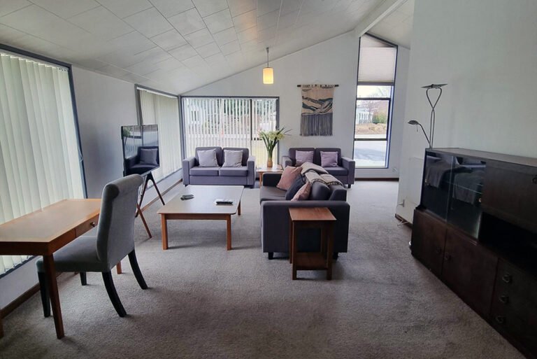ride base wanaka three bedroom house lounge 768x513