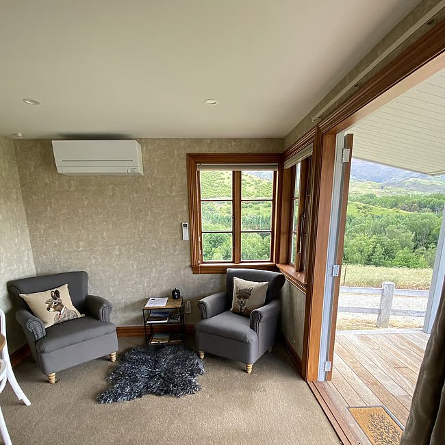 rose creek cottage lounge