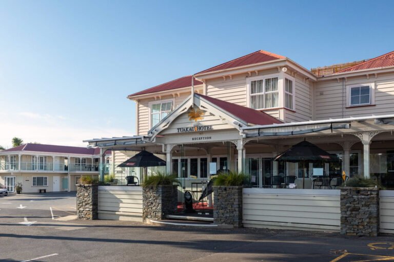 tuakau hotel tuakau accommodation 768x512
