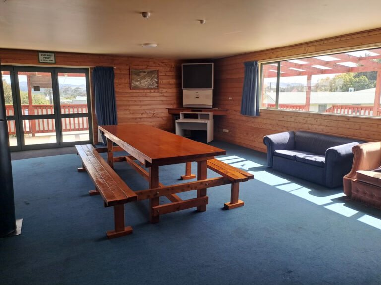 tui base camp group lounge tuatapere 768x576