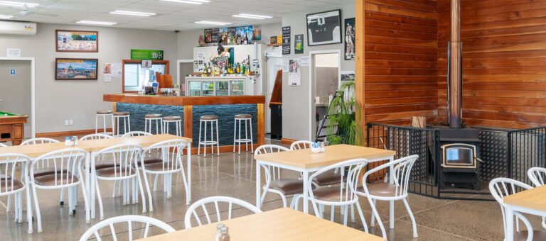 tui base camp restaurant bar tuatapere 768x340